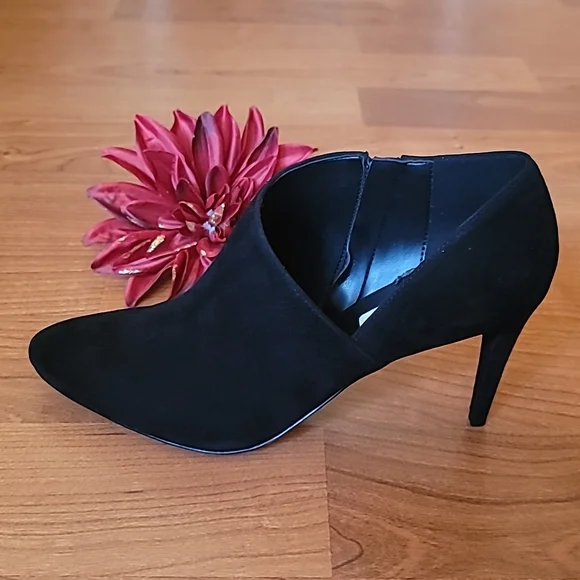 KARL LAGERFELD PARIS Black Suede Leather Mishka Ankle Boot Size 10 - Picture 3 of 6